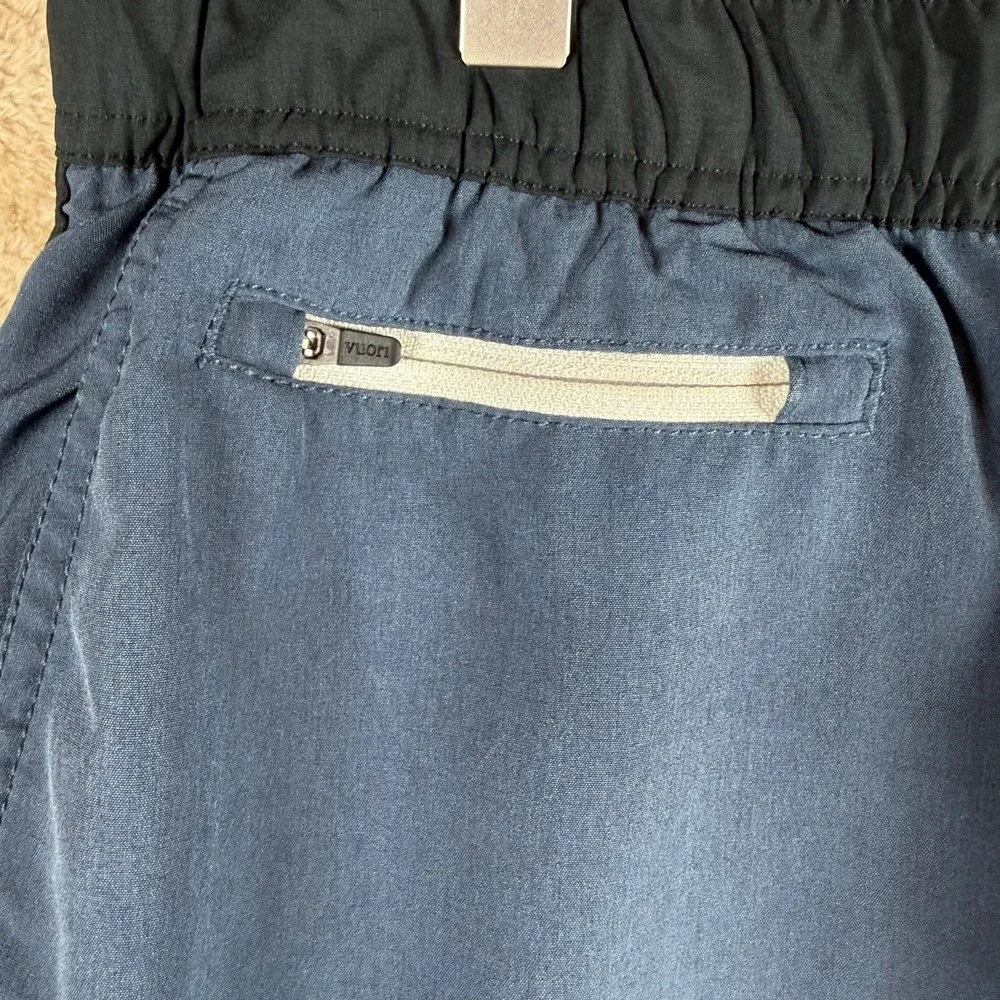Vuori Men's Athletic Shorts‎ Blue Elastic Waist Drawstring Pockets Size XL